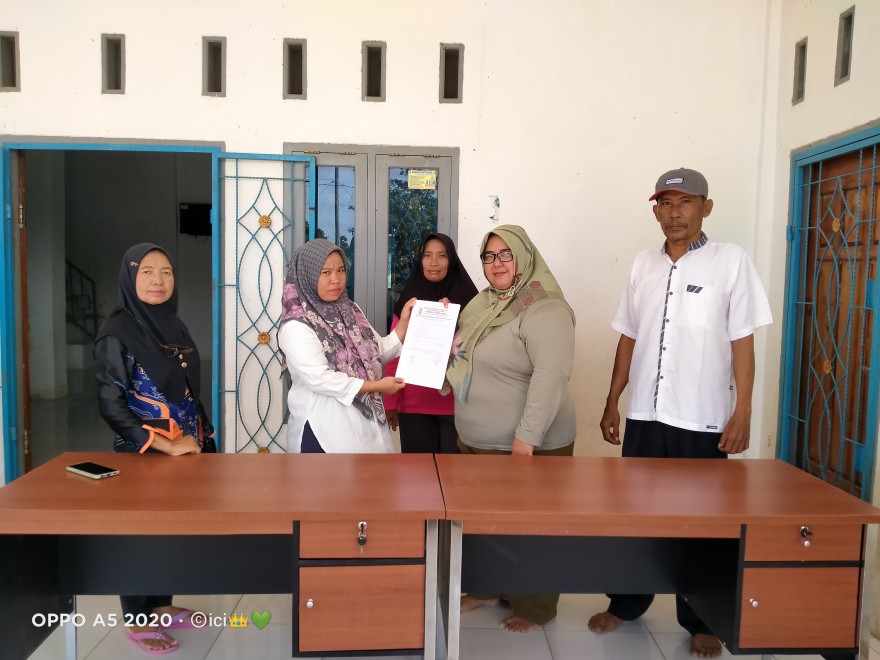 SERAH TERIMA BARANG DARI DANA DESA KAMPUNG BEDAROU INDAH